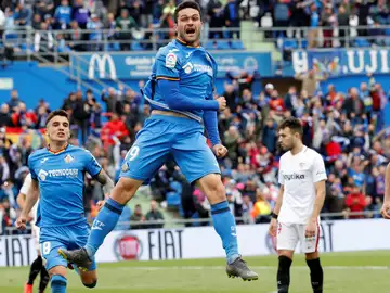 Jorge Molina celebra un gol ante el Sevilla en el Coliseum Jorge Molina celebra un gol ante el Sevilla en el Coliseum