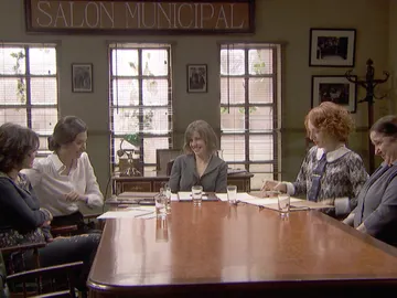 Adela anuncia una charla en la asociación de mujeres que podría ocasionar problemas en Puente Viejo Adela anuncia una charla en la asociación de mujeres que podría ocasionar problemas en Puente Viejo