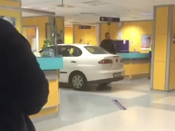 Coche empotrado en las urgencias de Basurto Coche empotrado en las urgencias de Basurto