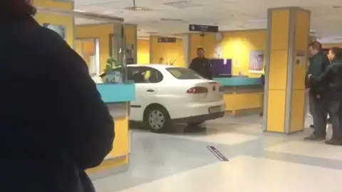 Coche empotrado en las urgencias de Basurto Coche empotrado en las urgencias de Basurto