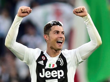 Cristiano Ronaldo celebrando el título de liga con la Juventus
