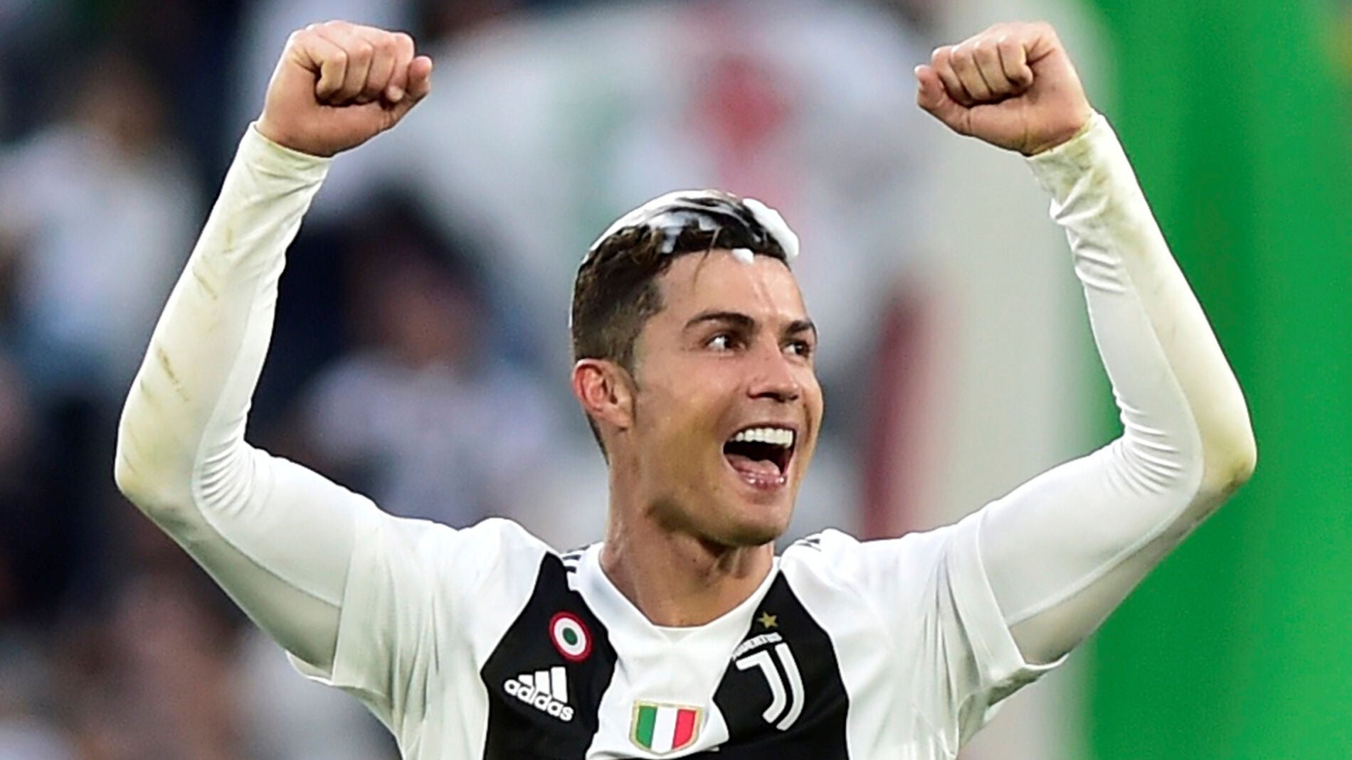 Cristiano Ronaldo celebrando el título de liga con la Juventus
