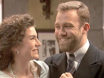 Fernando presenta públicamente a su novia ante la estupefacta mirada de todos Fernando presenta públicamente a su novia ante la estupefacta mirada de todos