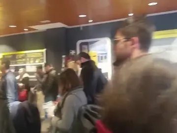 Colas ante el final del plazo para votar por correo Colas ante el final del plazo para votar por correo