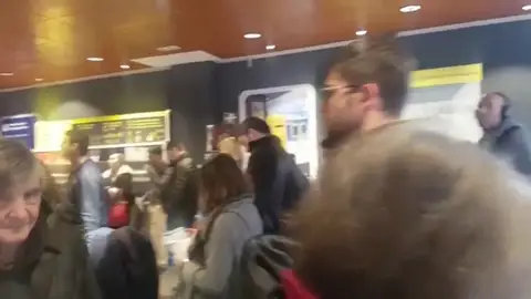 Colas ante el final del plazo para votar por correo Colas ante el final del plazo para votar por correo