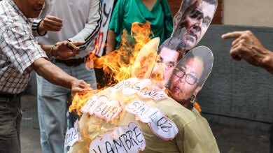 Queman a muñecos con las caras de Trump, Guaidó y Maduro en Caracas