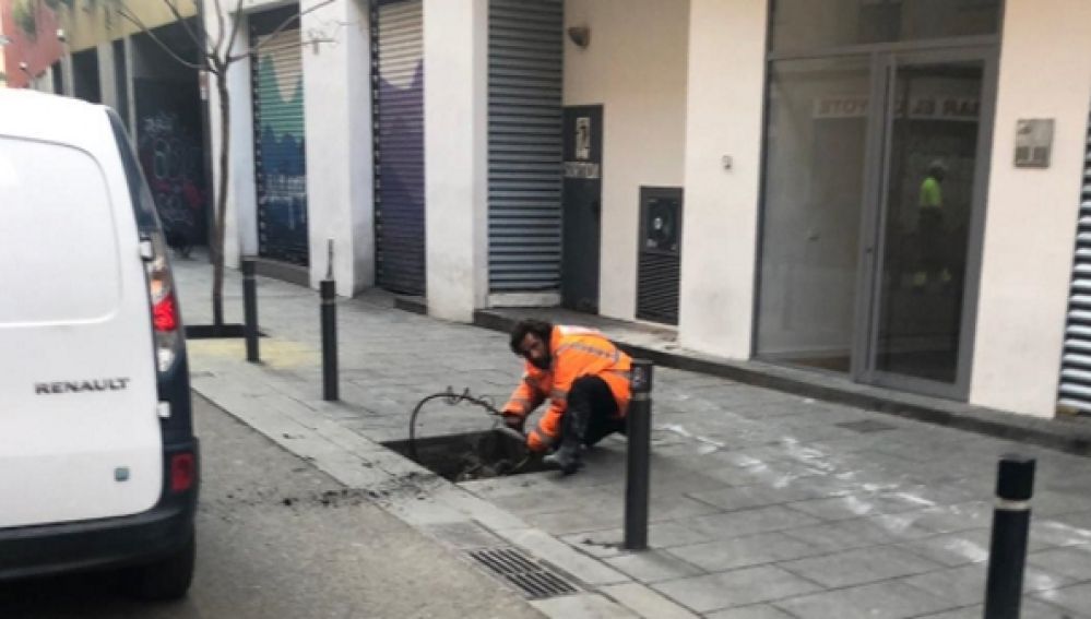 El violador de Las Ramblas robando cobre en plena calle