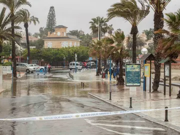 Vista de una calle cortada a causa de las fuertes lluvias en La Zenia, Orihuela. Vista de una calle cortada a causa de las fuertes lluvias en La Zenia, Orihuela.