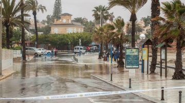 Vista de una calle cortada a causa de las fuertes lluvias en La Zenia, Orihuela. Vista de una calle cortada a causa de las fuertes lluvias en La Zenia, Orihuela.