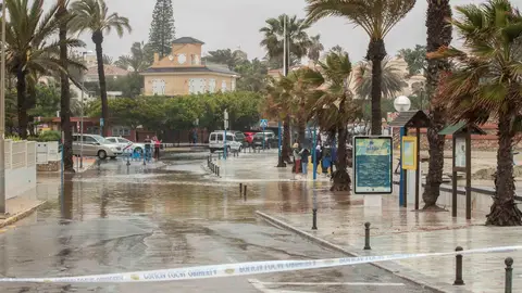 Vista de una calle cortada a causa de las fuertes lluvias en La Zenia, Orihuela. Vista de una calle cortada a causa de las fuertes lluvias en La Zenia, Orihuela.