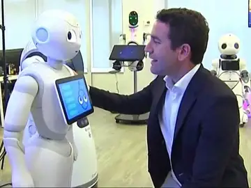 Teodoro García Egea pide el voto a un robot Teodoro García Egea pide el voto a un robot