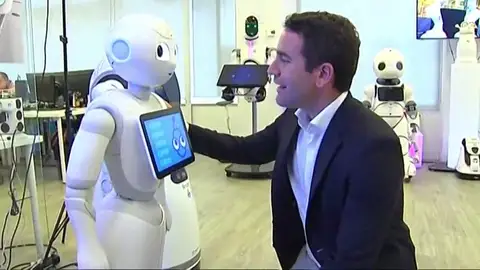 Teodoro García Egea pide el voto a un robot Teodoro García Egea pide el voto a un robot