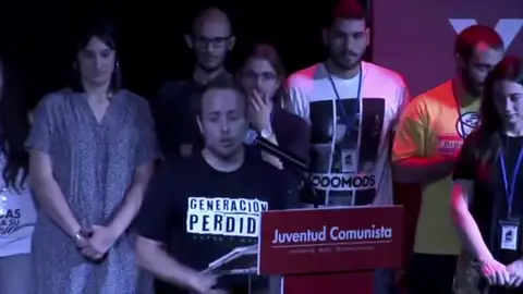El secretario de las Juventudes Comunistas propone tirar a Felipe VI a los tiburones El secretario de las Juventudes Comunistas propone tirar a Felipe VI a los tiburones