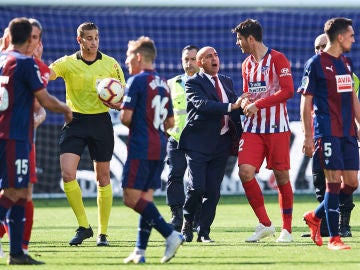 Álvaro Morata, enfadado con Alberola Rojas en el Eibar vs Atlético