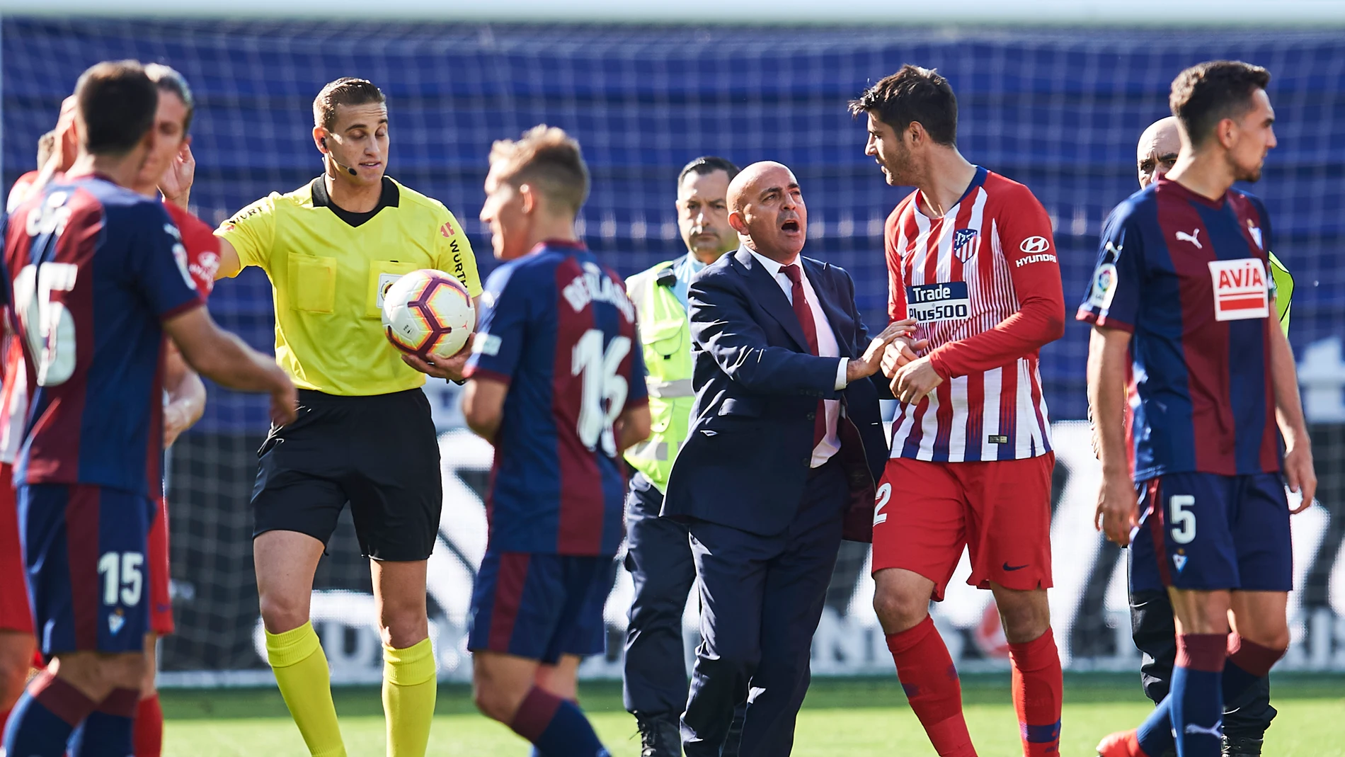 Álvaro Morata, enfadado con Alberola Rojas en el Eibar vs Atlético Álvaro Morata, enfadado con Alberola Rojas en el Eibar vs Atlético