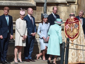 Harry, Kate y Guillermo recibiendo a la reina Isabel II 