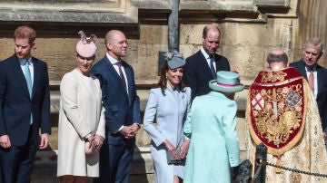 Harry, Kate y Guillermo recibiendo a la reina Isabel II