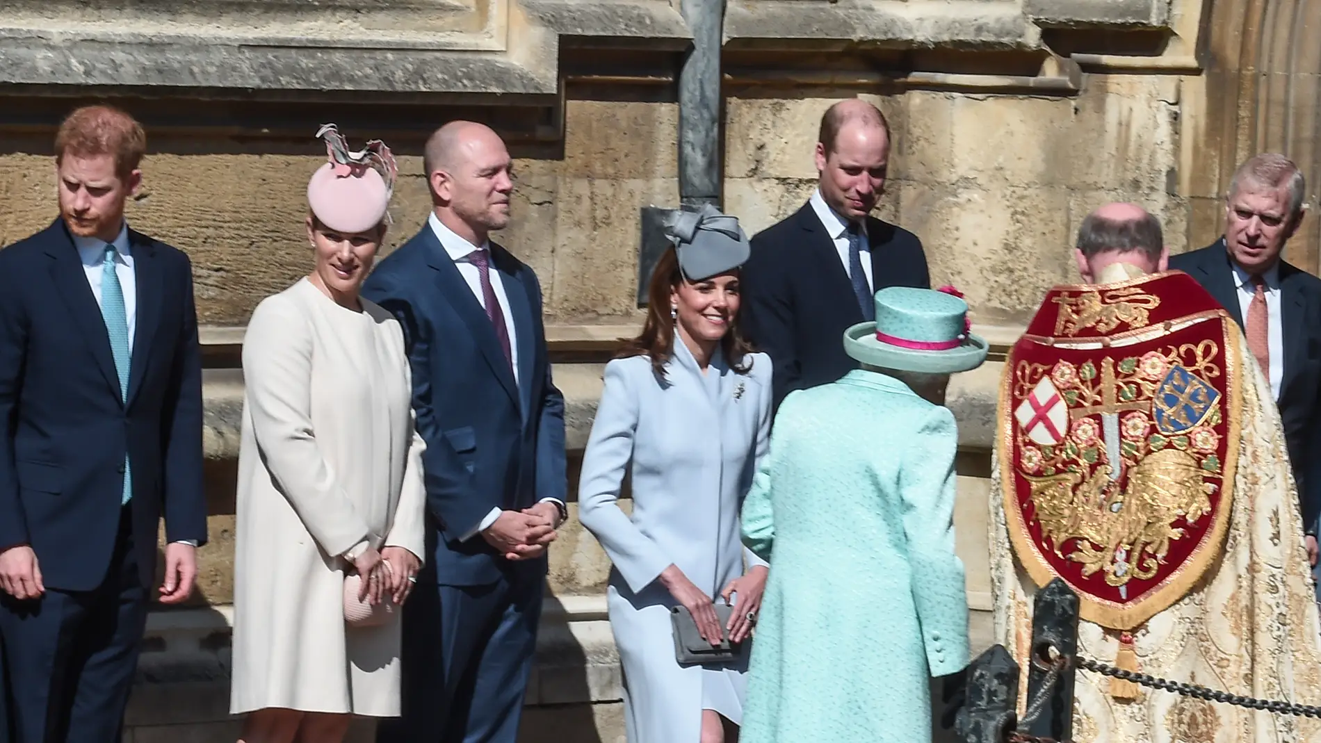 Harry, Kate y Guillermo recibiendo a la reina Isabel II 