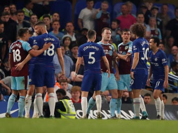 Enfrentamiento entre jugadores de Chelsea y Burnley en Stamford Bridge