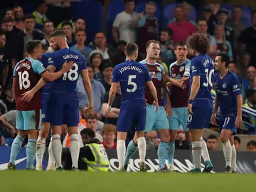 Enfrentamiento entre jugadores de Chelsea y Burnley en Stamford Bridge Enfrentamiento entre jugadores de Chelsea y Burnley en Stamford Bridge