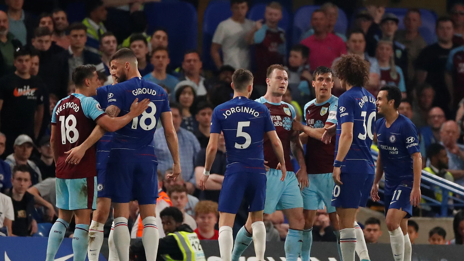 Enfrentamiento entre jugadores de Chelsea y Burnley en Stamford Bridge Enfrentamiento entre jugadores de Chelsea y Burnley en Stamford Bridge