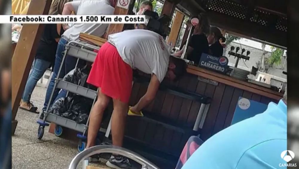 Un socorrista hace de camarero en un hotel de Playa del Inglés