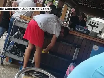 Un socorrista hace de camarero en un hotel de Playa del Inglés Un socorrista hace de camarero en un hotel de Playa del Inglés