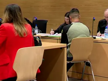 El acusado asegura que murió por una caída en la bañera El acusado asegura que murió por una caída en la bañera