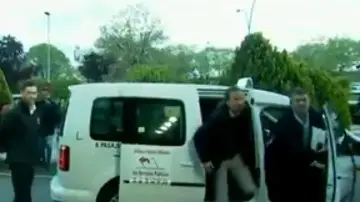 Imagen de Pablo Iglesias bajando del taxi Imagen de Pablo Iglesias bajando del taxi