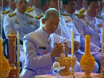 En Tailandia los astrólogos reales inscriben a su nuevo Rey