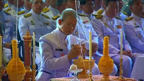 En Tailandia los astrólogos reales inscriben a su nuevo Rey En Tailandia los astrólogos reales inscriben a su nuevo Rey