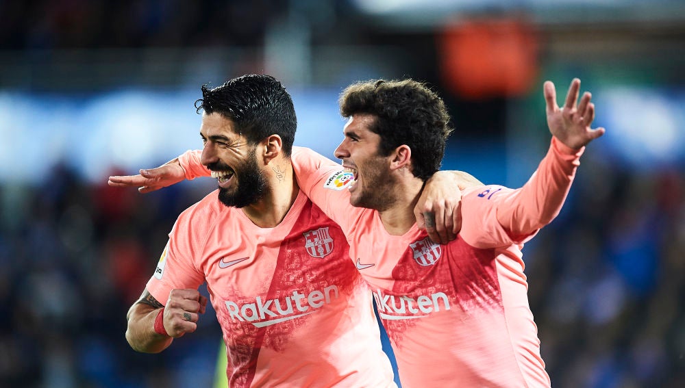 Luis Suárez y Aleñá celebran el tanto del Barcelona