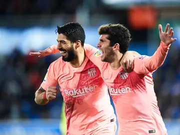 Luis Suárez y Aleñá celebran el tanto del Barcelona Luis Suárez y Aleñá celebran el tanto del Barcelona