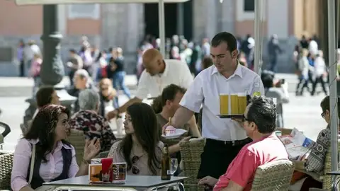 Un camarero atiende una mesa. empleo hosteleria_643x397
