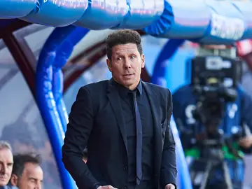 Simeone en el banquillo durante un partido Simeone en el banquillo durante un partido