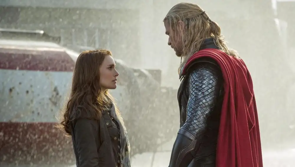 Natalie Portman y Chris Hemsworth en 'Thor'