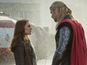 Natalie Portman y Chris Hemsworth en 'Thor'