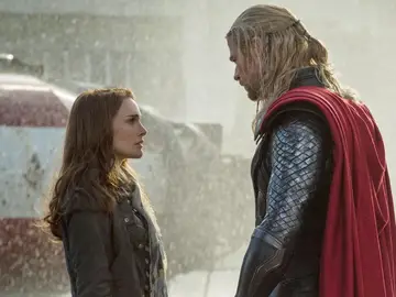 Natalie Portman y Chris Hemsworth en 'Thor' Natalie Portman y Chris Hemsworth en 'Thor'