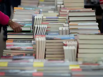 Imagen de un puesto de libros por Sant Jordi en Barcelona Imagen de un puesto de libros por Sant Jordi en Barcelona