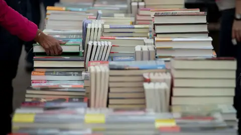 Imagen de un puesto de libros por Sant Jordi en Barcelona Imagen de un puesto de libros por Sant Jordi en Barcelona