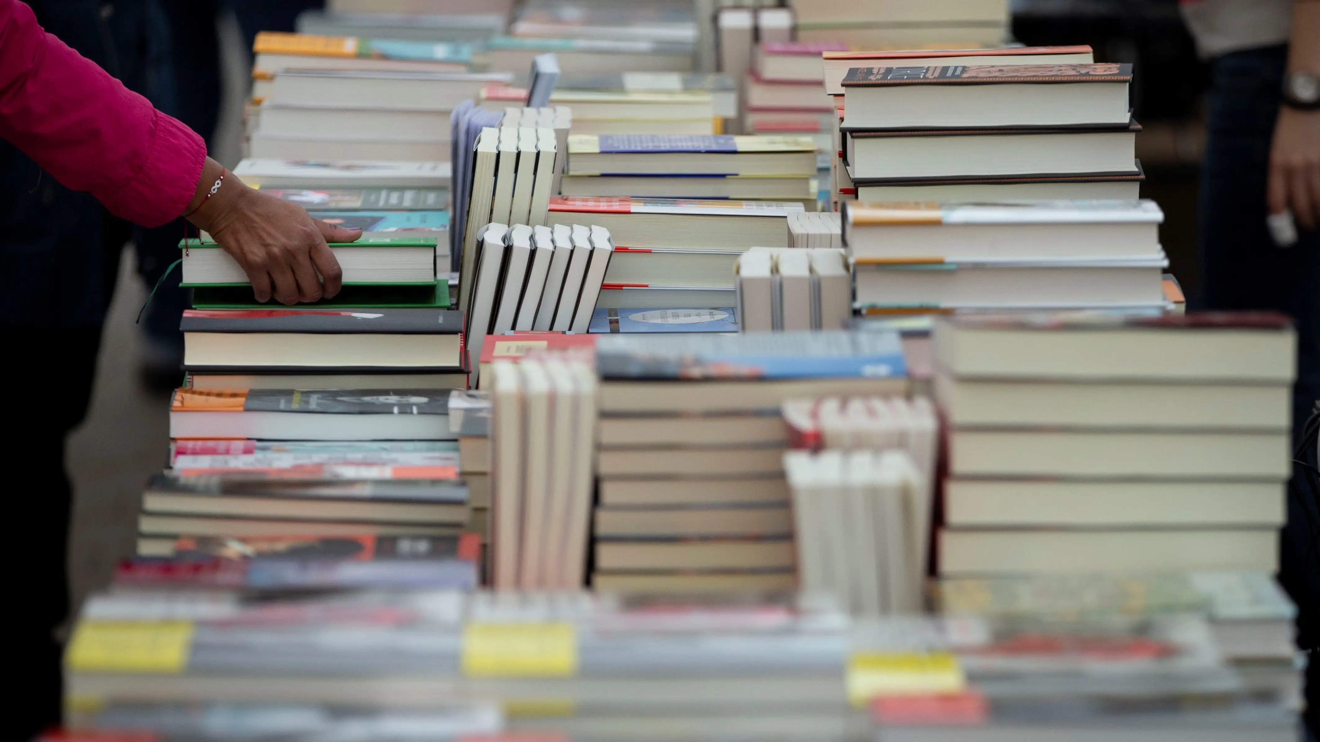 Imagen de un puesto de libros por Sant Jordi en Barcelona