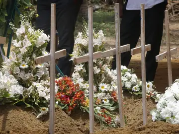 Montículos de tierra tras el entierro de algunas de las víctimas de los atentados en el cementerio Don David Katuwapitiya Montículos de tierra tras el entierro de algunas de las víctimas de los atentados en el cementerio Don David Katuwapitiya