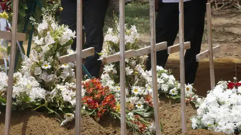 Montículos de tierra tras el entierro de algunas de las víctimas de los atentados en el cementerio Don David Katuwapitiya Montículos de tierra tras el entierro de algunas de las víctimas de los atentados en el cementerio Don David Katuwapitiya