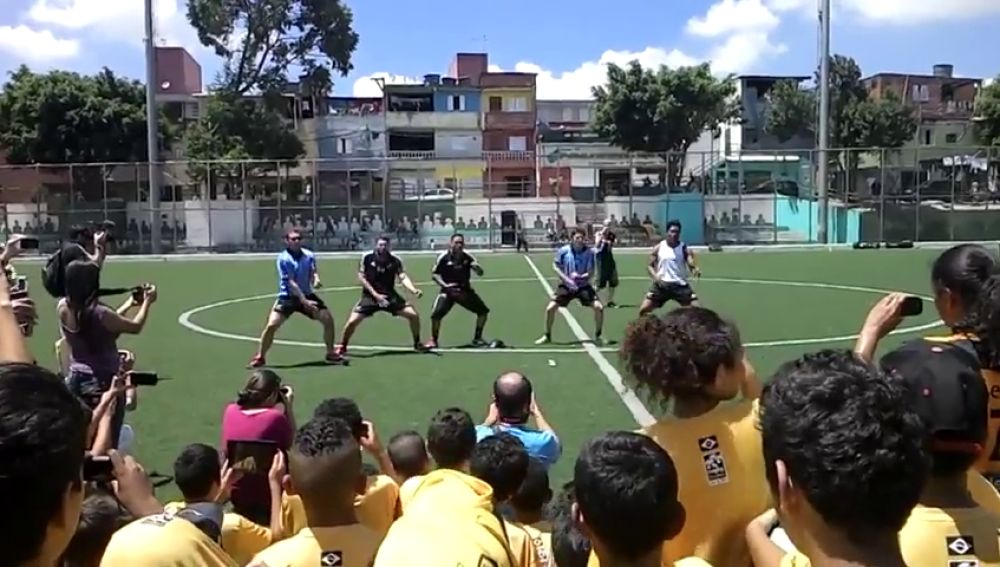 El rugby, tabla de salvación de los jóvenes en la favela brasileña de Paraisópolis
