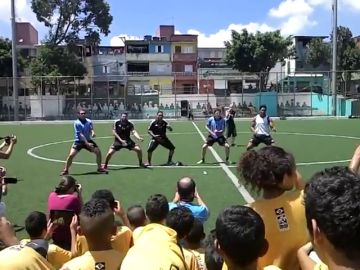 El rugby, tabla de salvación de los jóvenes en la favela brasileña de Paraisópolis