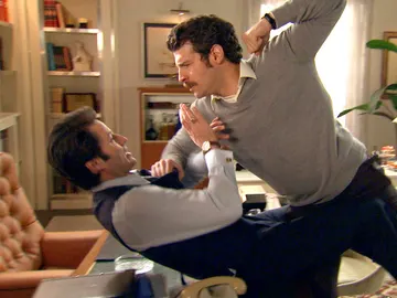 Duro enfrentamiento entre Carlos y Gabriel: "Mataste a Cova y te vas a pudrir en la cárcel" Duro enfrentamiento entre Carlos y Gabriel: "Mataste a Cova y te vas a pudrir en la cárcel"