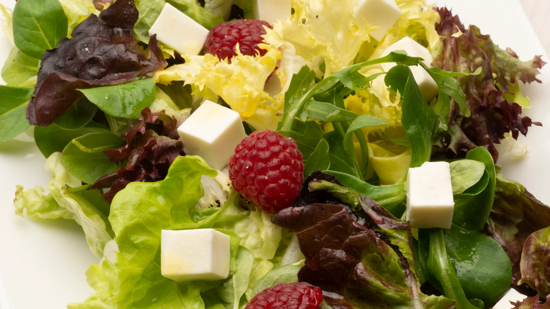 Ensalada de lechugas variadas, frambuesas y queso