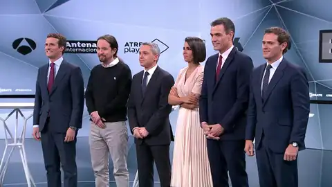 Los candidatos posan con los presentadores de El Debate Decisivo Los candidatos posan con los presentadores de El Debate Decisivo