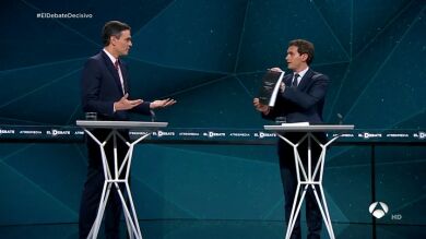 Sánchez y Rivera se regalan mutuamente la tesis del líder del PSOE y el libro sobre Santiago Abascal