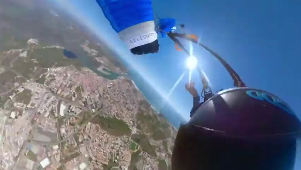 Pánico de un paracaidista en plena caída: se le enredó el paracaidas